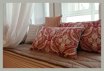 Красивые подушки для подоконника. Стоимость комплекта от 12 000 руб.